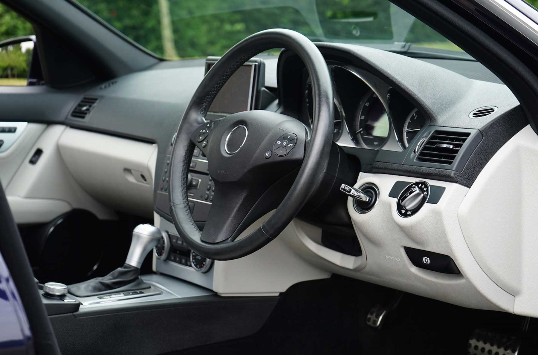 social_T42X5_car-1535028